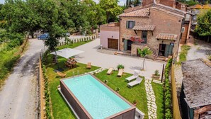 Um imóvel residencial com piscina, área de estar externa e jardim.