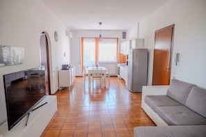 Eine moderne Wohnung mit Wohnzimmer, Küche und Essbereich.