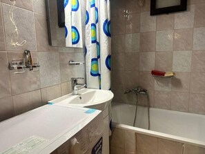 Doccia, asciugacapelli, asciugamani, sapone