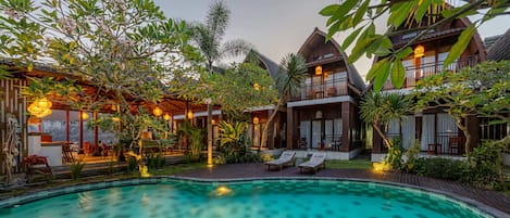 حمّام سباحة خارجي