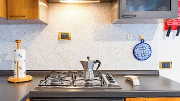 Geladeira grande, micro-ondas, fogão, cooktop