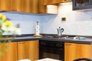 Full-size fridge, microwave, oven, stovetop - Juri (Incudine)