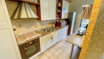 Grand réfrigérateur, micro-ondes, four, plaque de cuisson