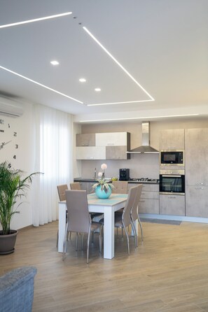 Full-size fridge, microwave, oven, stovetop - Casa Vacanze Stella Marina (Marina di Palma)