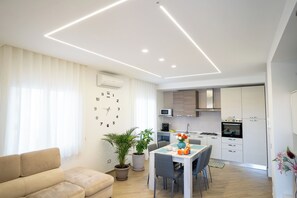 Grand réfrigérateur, micro-ondes, four, plaque de cuisson