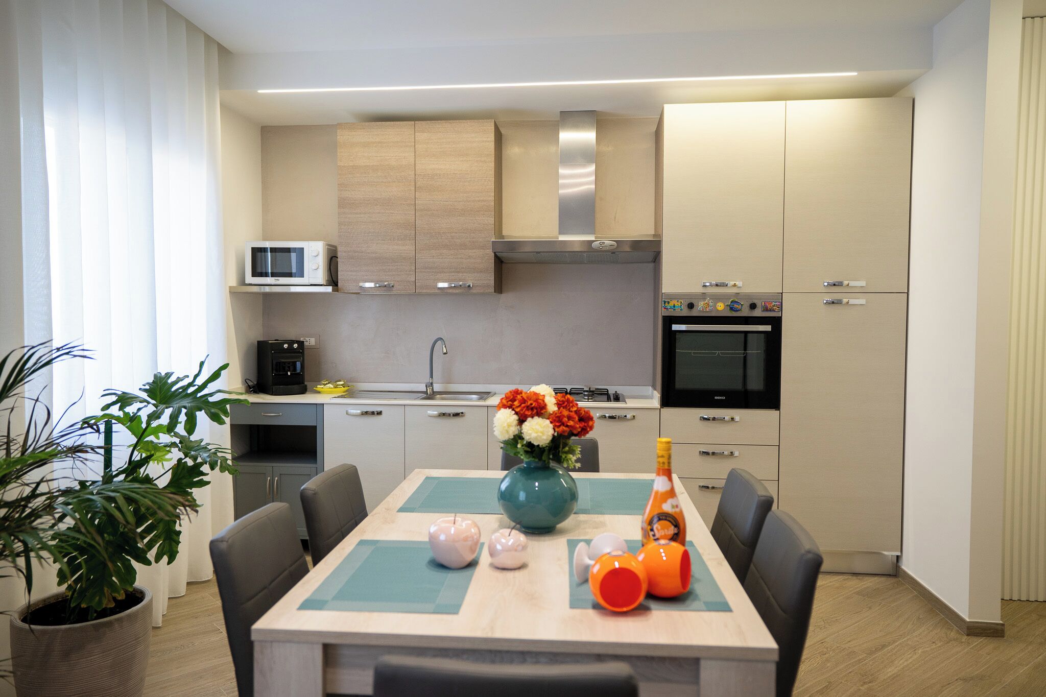 Full-size fridge, microwave, oven, stovetop