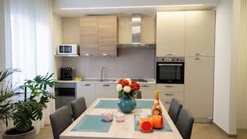 Full-size fridge, microwave, oven, stovetop