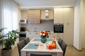 Großer Kühlschrank, Mikrowelle, Ofen, Herdplatte