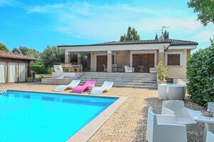 Una piscina al aire libre de temporada