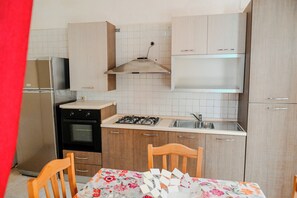 Großer Kühlschrank, Mikrowelle, Ofen, Herdplatte