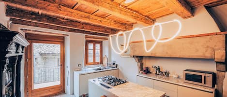 豪華公寓 | 私人廚房 | 大型雪櫃/冰箱、微波爐、焗爐、爐具