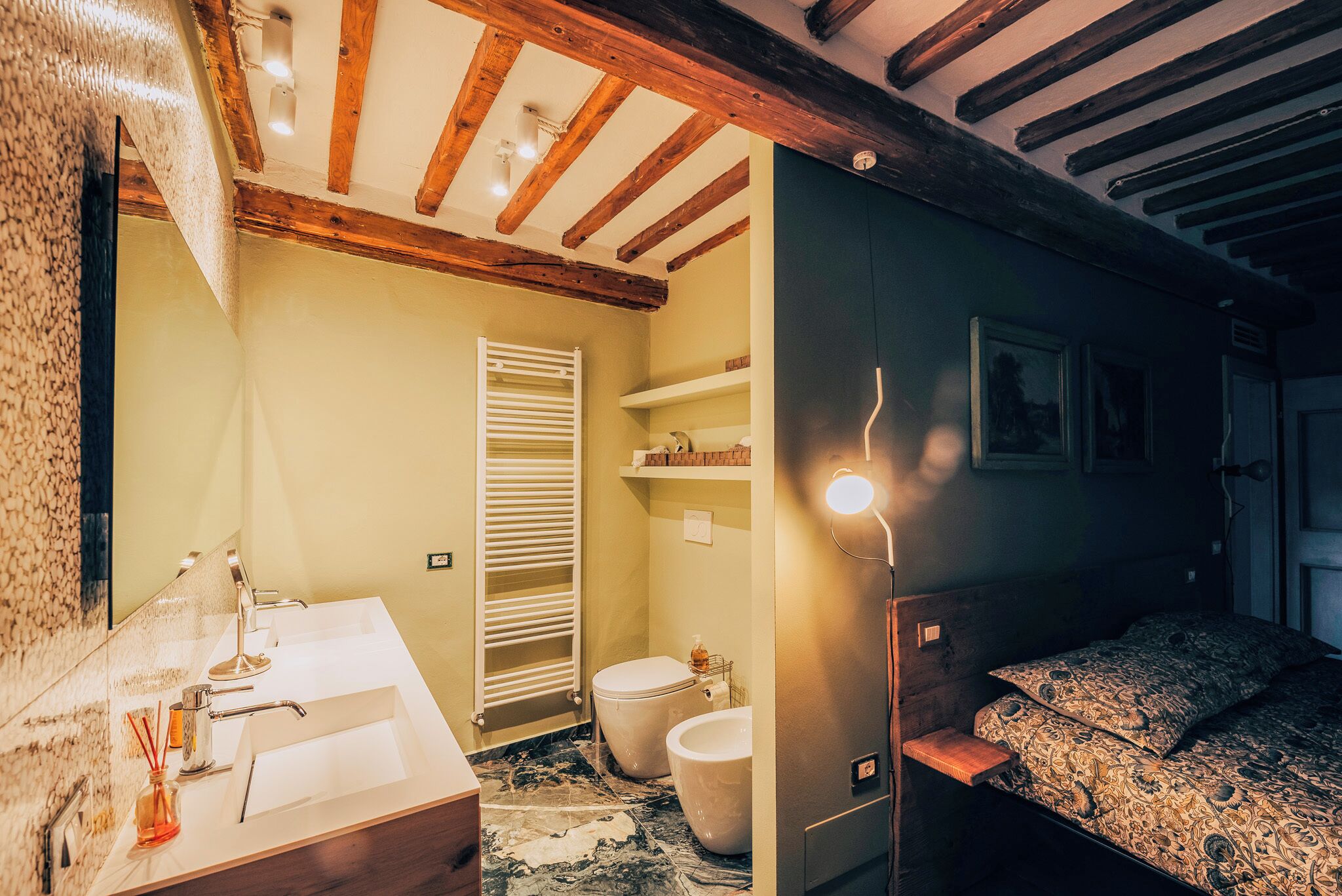 Une salle de bain avec un lavabo, un miroir et des toilettes.