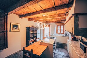 Deluxe Apartment | Private kitchen | Full-sized fridge, microwave, oven, stovetop - Casa Lierna 11 (Poppi)