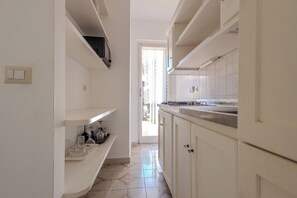 大型雪櫃/冰箱、微波爐、爐具、廚房用具/餐具/器皿
