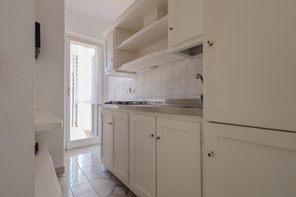 Full-size fridge, microwave, stovetop, cookware/dishes/utensils - Villa Magnolia (Sabaudia)