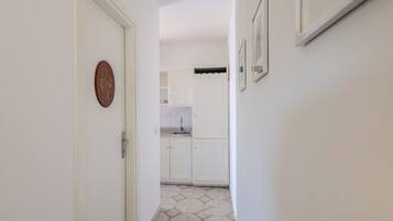 GroĂer KĂŒhlschrank, Mikrowelle, Herdplatte