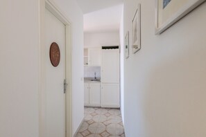 Full-size fridge, microwave, stovetop, cookware/dishes/utensils - Villa Magnolia (Sabaudia)