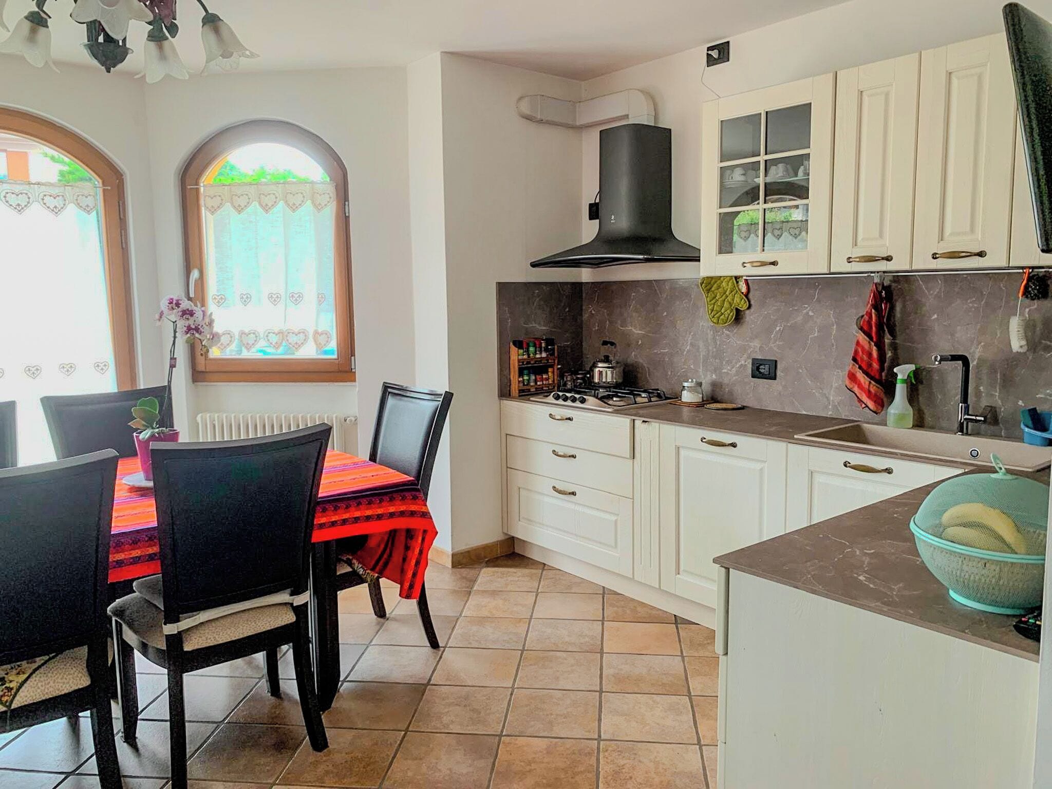 Täysikokoinen jääkaappi, uuni, liesi, astianpesukone