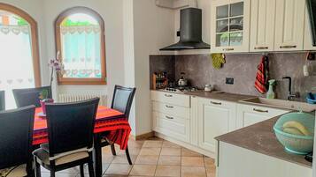 Täysikokoinen jääkaappi, uuni, liesi, astianpesukone