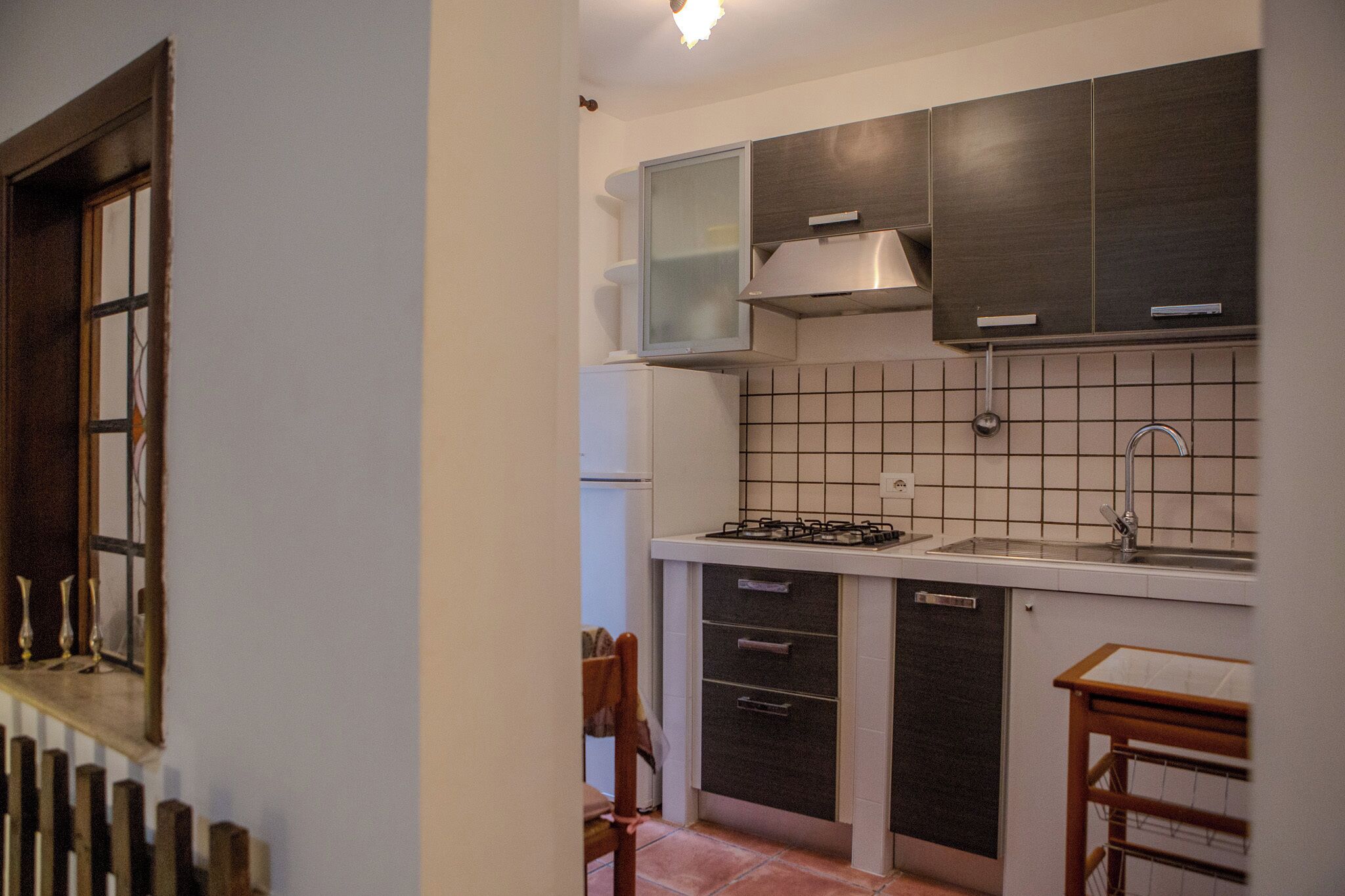 Frigobar, cooktop, talheres/pratos/utensílios de cozinha