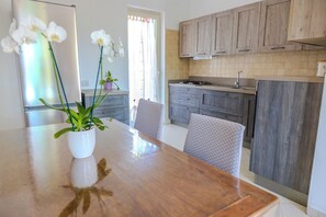 Refrigerador con congelador, microondas, horno y parrilla de estufa 