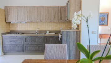 Frigorifero con congelatore, microonde, forno, piano cottura