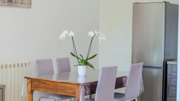 Peti sejuk/penyejuk beku saiz penuh, ketuhar gelombang mikro, ketuhar