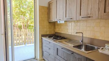 Full-size fridge, microwave, oven, stovetop