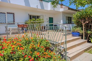 Vista frontal de la propiedad