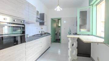 Geladeira grande, micro-ondas, fogão, cooktop