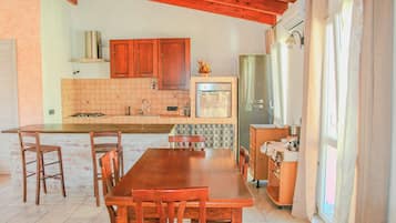 Full-sized fridge, oven, stovetop, cookware/dishes/utensils