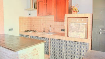 Refrigerador con freezer, horno, placa de cocina, utensilios de cocina