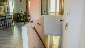 Una cocina con comedor, una escalera y vistas al exterior.