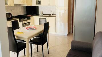 Full-sized fridge, microwave, stovetop, cookware/dishes/utensils