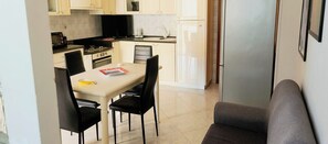 Full-sized fridge, microwave, stovetop, cookware/dishes/utensils - Dimora Il Roseto (Trani)