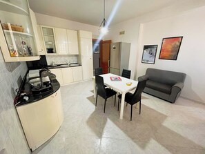 Refrigerador con freezer, microondas, placa de cocina