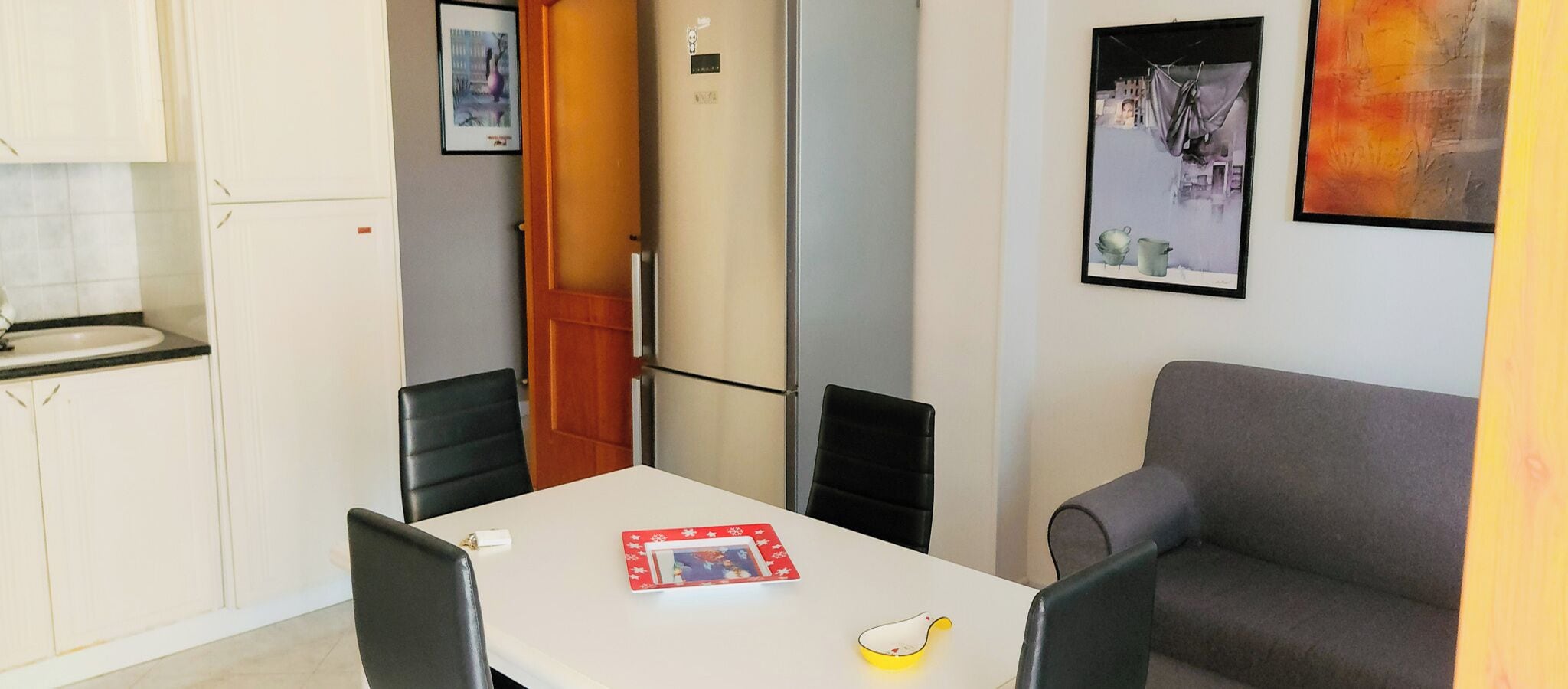 Großer Kühlschrank, Mikrowelle, Herdplatte