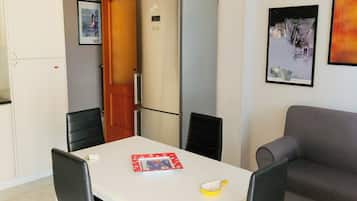 Großer Kühlschrank, Mikrowelle, Herdplatte