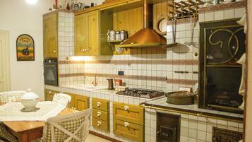 GroĂer KĂŒhlschrank, Mikrowelle, Ofen, Herdplatte