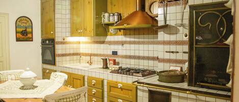 大型雪櫃/冰箱、微波爐、焗爐、爐具