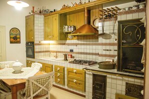 大型雪櫃/冰箱、微波爐、焗爐、爐具