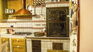 GroĂer KĂŒhlschrank, Mikrowelle, Ofen, Herdplatte