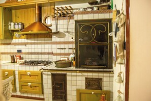 Refrigerador con freezer, microondas, horno, placa de cocina