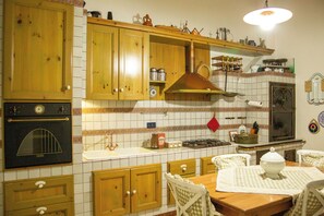 Full-sized fridge, microwave, oven, stovetop - Agata 1913 (Galatina)