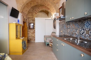 Appartement Deluxe | Cuisine privée | Réfrigérateur grande capacité avec congélateur, four à micro-ondes