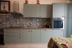 Deluxe-Apartment | Eigene Küche | Großer Kühlschrank, Mikrowelle, Ofen, Herdplatte