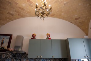 Deluxe Apartment | Private kitchen | Full-size fridge, microwave, oven, stovetop