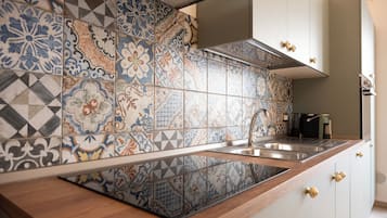 Appartamento Deluxe | Cucina privata | Frigorifero con congelatore, microonde, forno, piano cottura