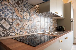 Deluxe Apartment | Private kitchen | Full-size fridge, microwave, oven, stovetop