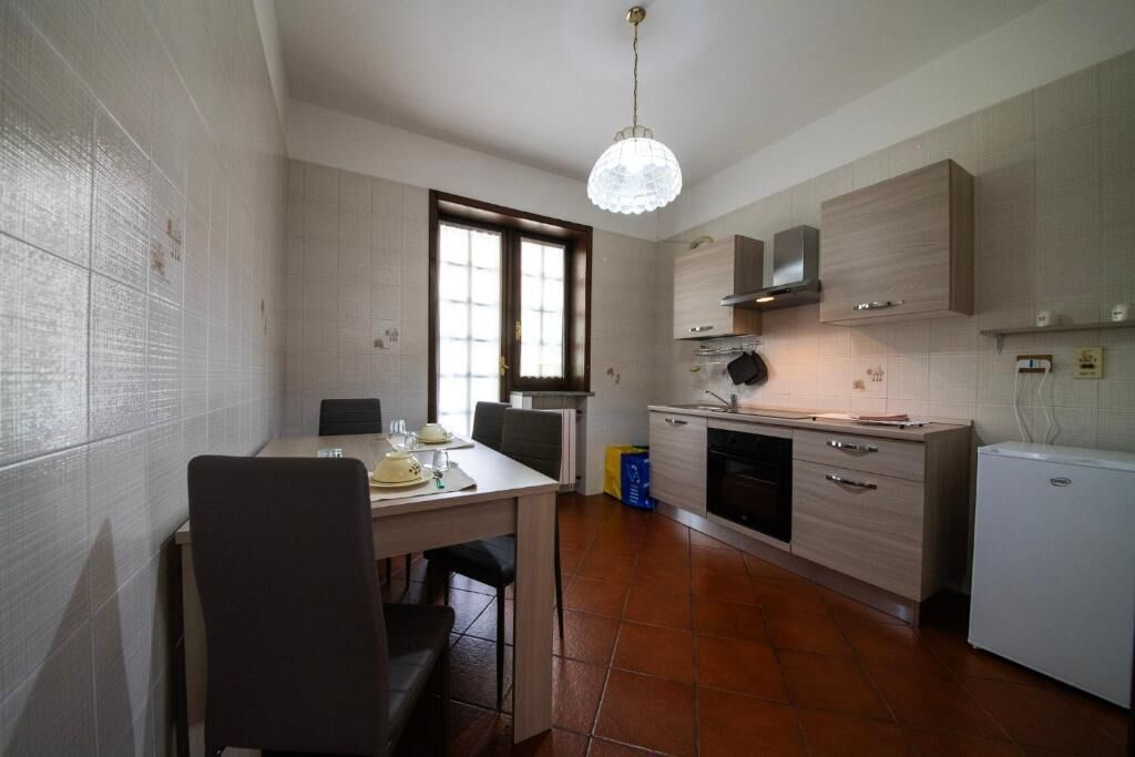 Full-sized fridge, oven, stovetop, cookware/dishes/utensils